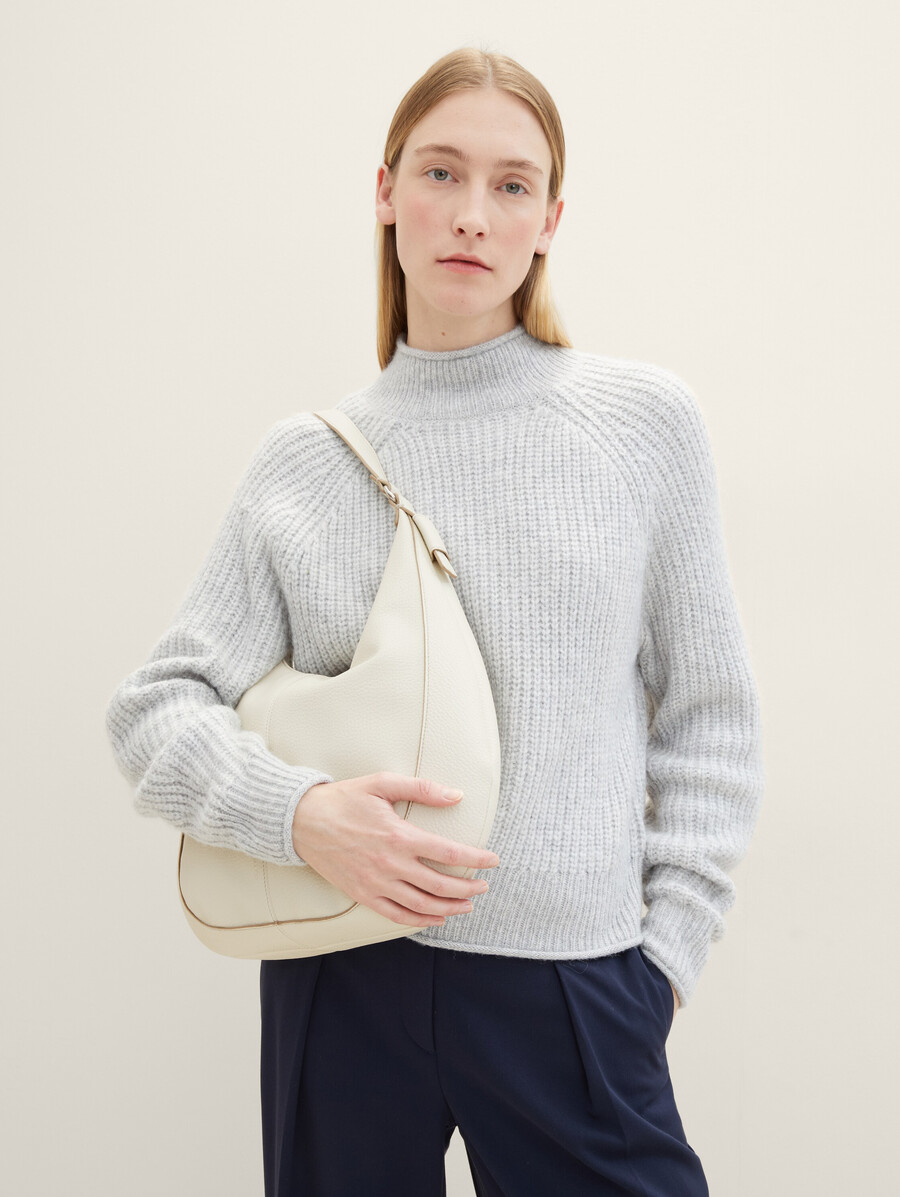 pochette ttluise avec surpiqûres décoratives