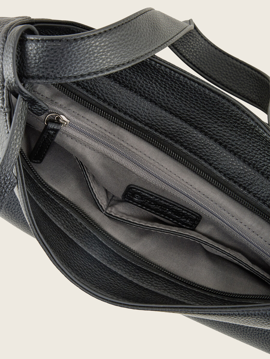 pochette ttberit m avec pendentif logo