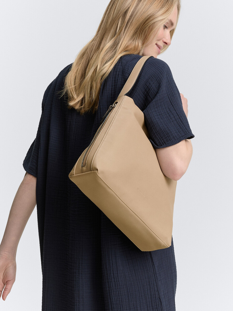 pochette ttyuma m avec logo en relief