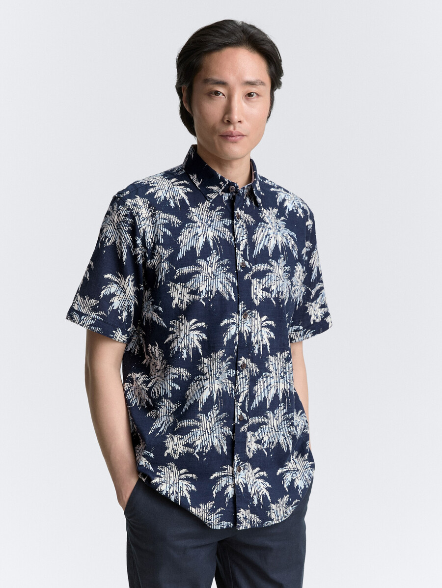 chemise à manches courtes coupe classique avec imprimé palmier