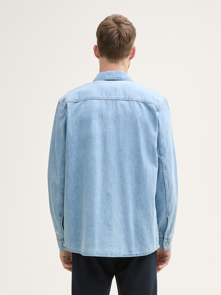 chemise en denim coupe confortable avec poche poitrine