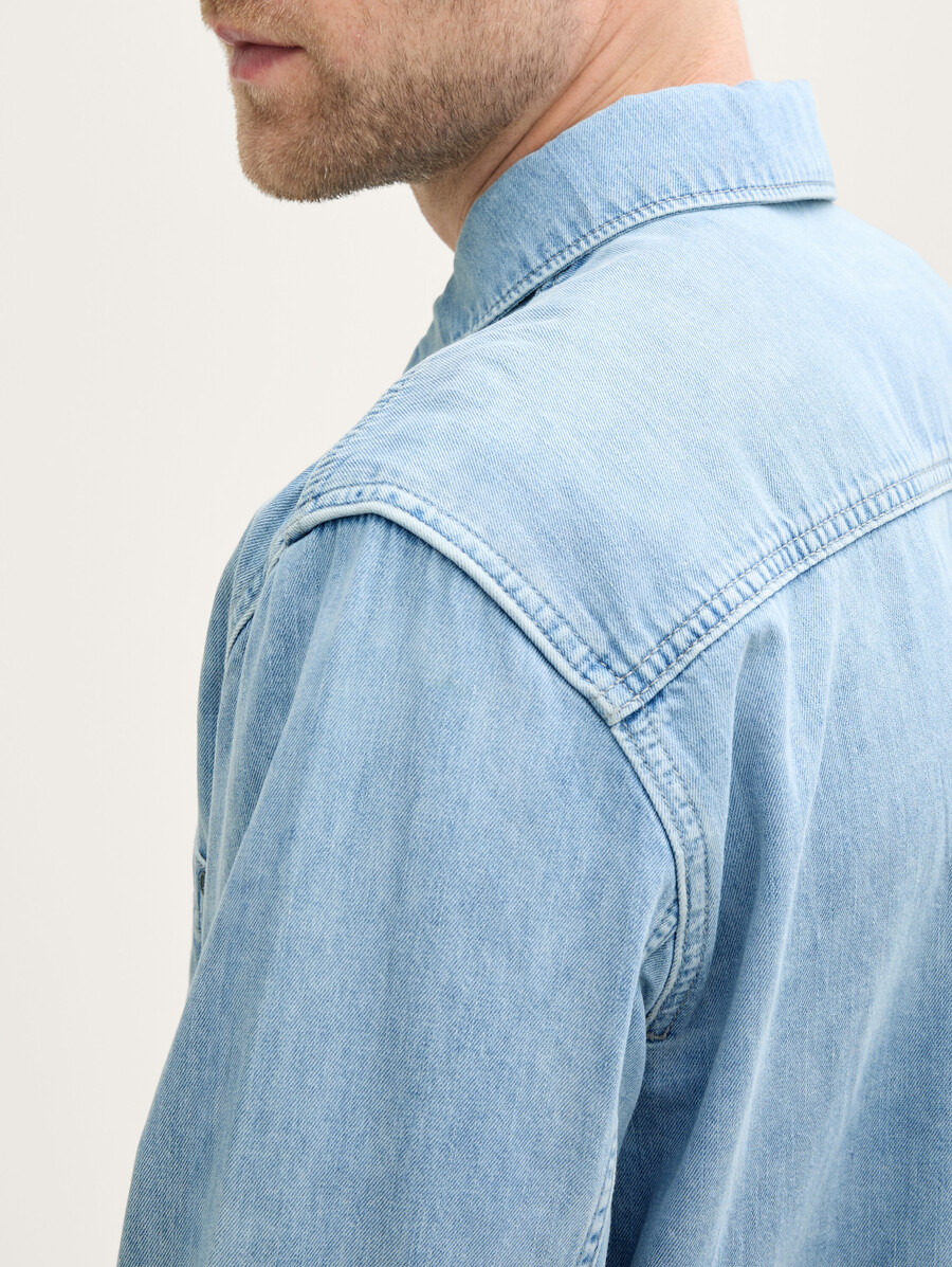 chemise en denim coupe confortable avec poche poitrine