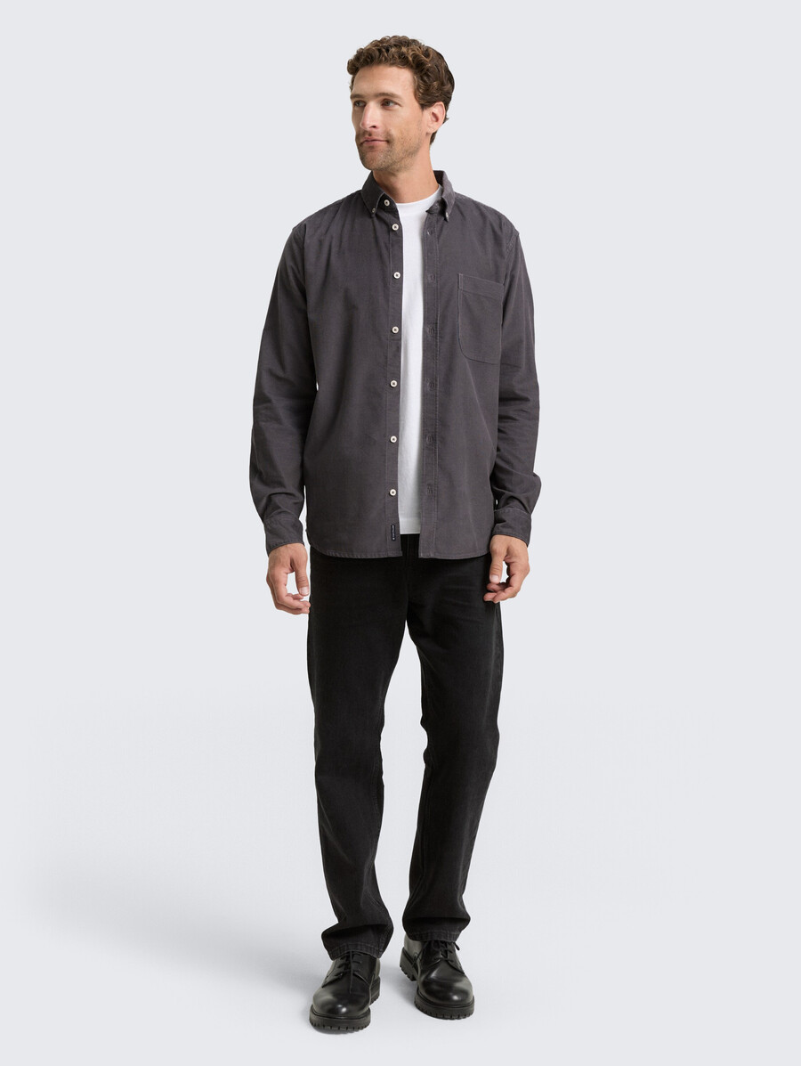chemise en velours côtelé coupe classique avec poche poitrine