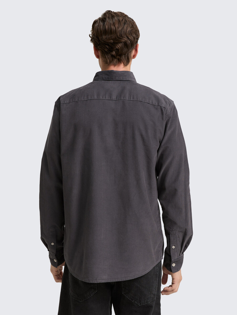 chemise en velours côtelé coupe classique avec poche poitrine