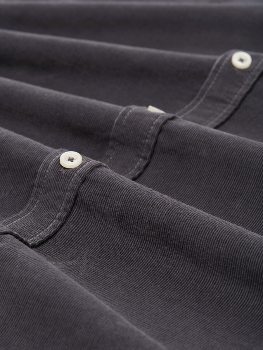 chemise en velours côtelé coupe classique avec poche poitrine