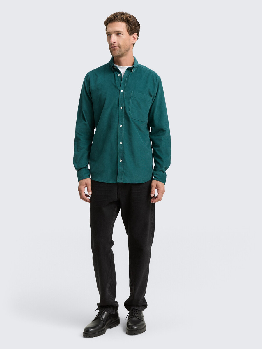 chemise en velours côtelé coupe classique avec poche poitrine