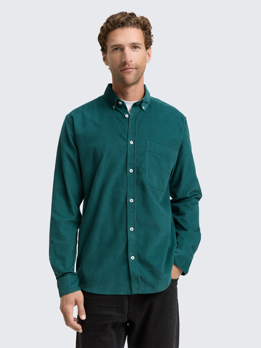 chemise en velours côtelé coupe classique avec poche poitrine