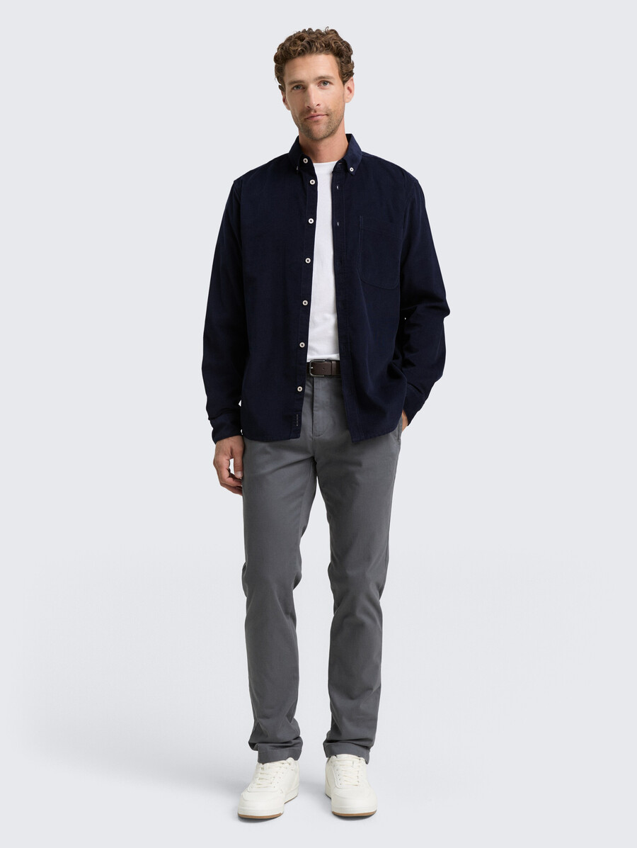 chemise en velours côtelé coupe classique avec poche poitrine