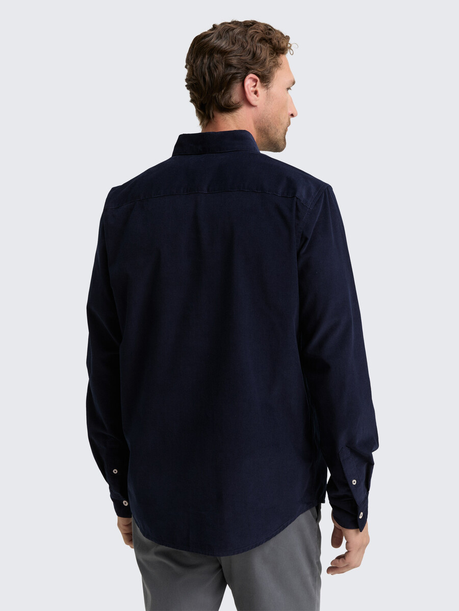 chemise en velours côtelé coupe classique avec poche poitrine