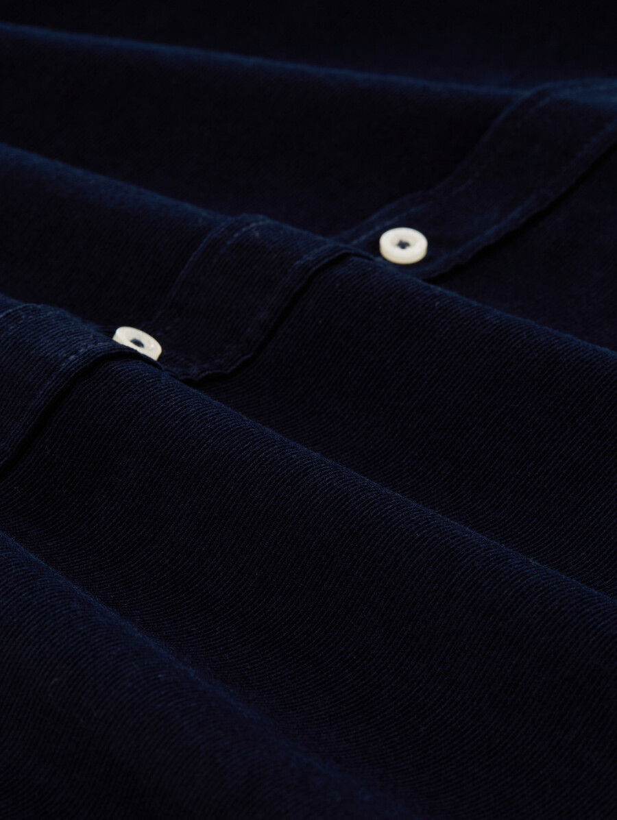 chemise en velours côtelé coupe classique avec poche poitrine
