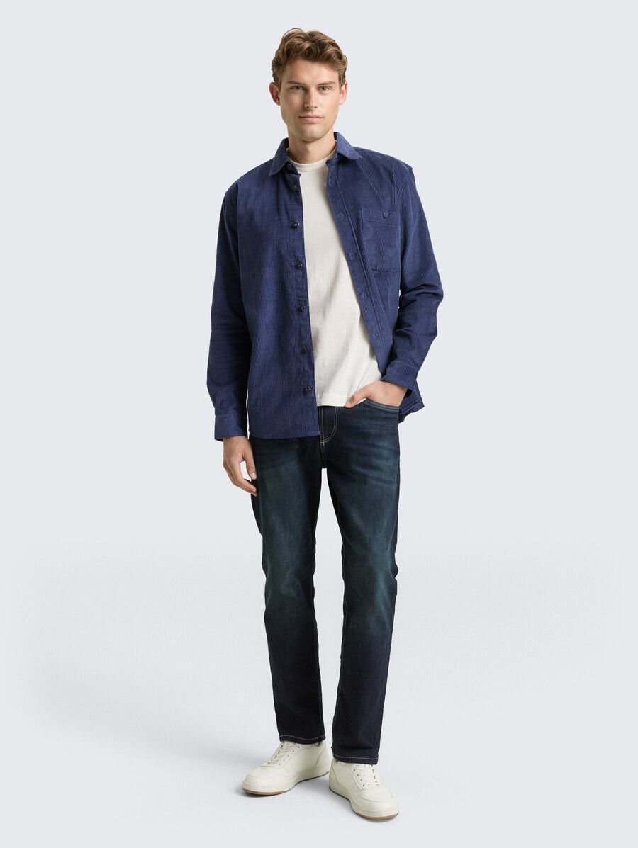 chemise en velours côtelé coupe confortable avec poche poitrine