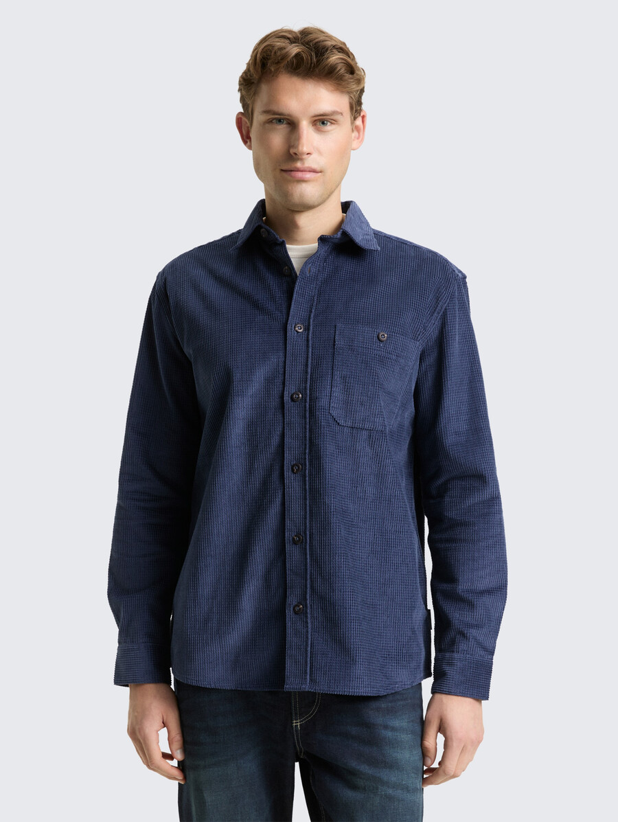 chemise en velours côtelé coupe confortable avec poche poitrine