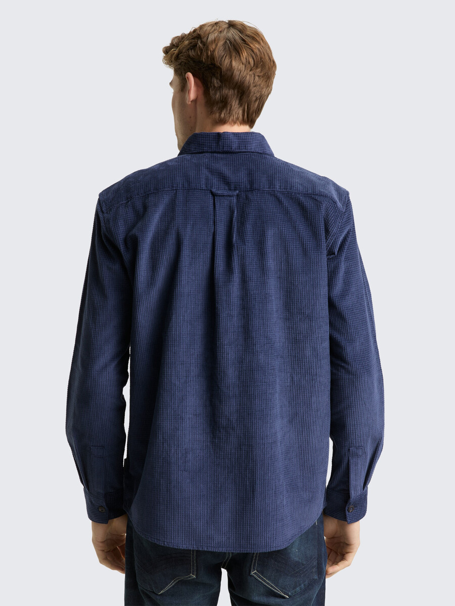 chemise en velours côtelé coupe confortable avec poche poitrine