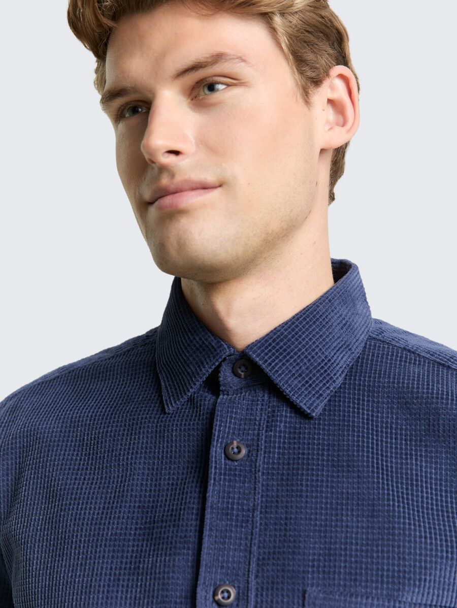 chemise en velours côtelé coupe confortable avec poche poitrine