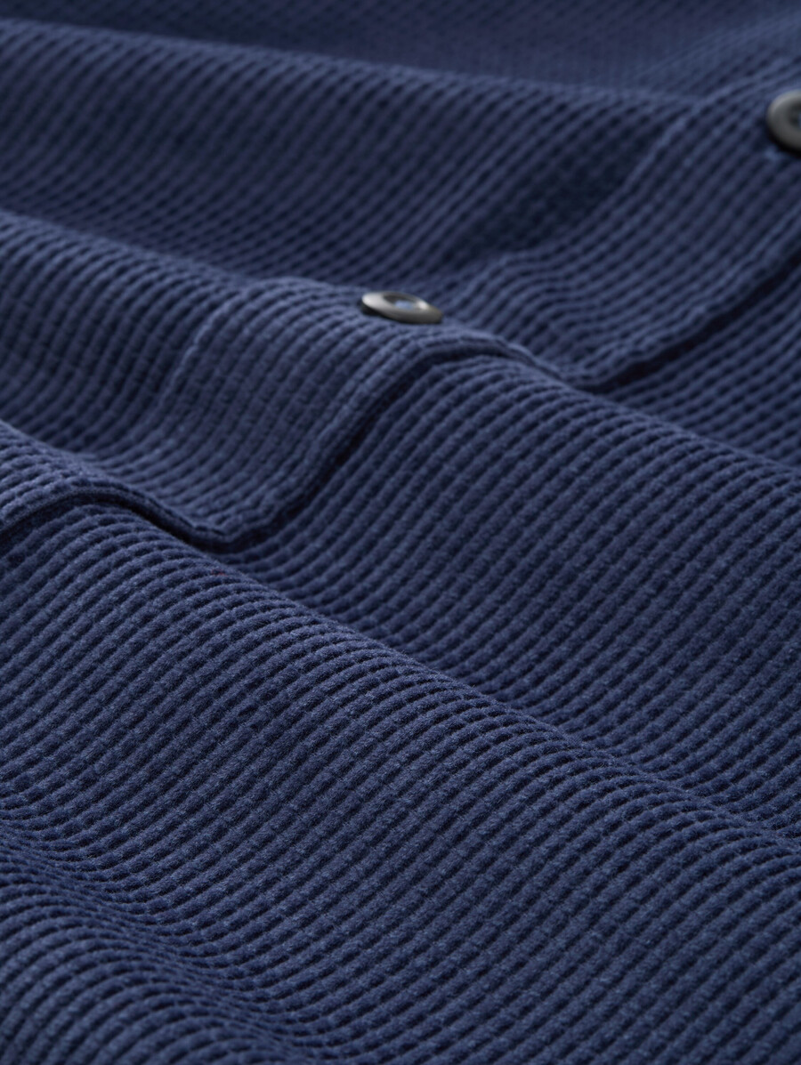 chemise en velours côtelé coupe confortable avec poche poitrine