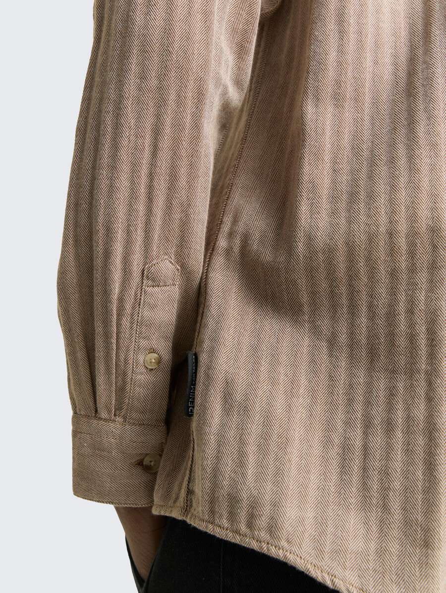 chemise coupe classique avec poche poitrine