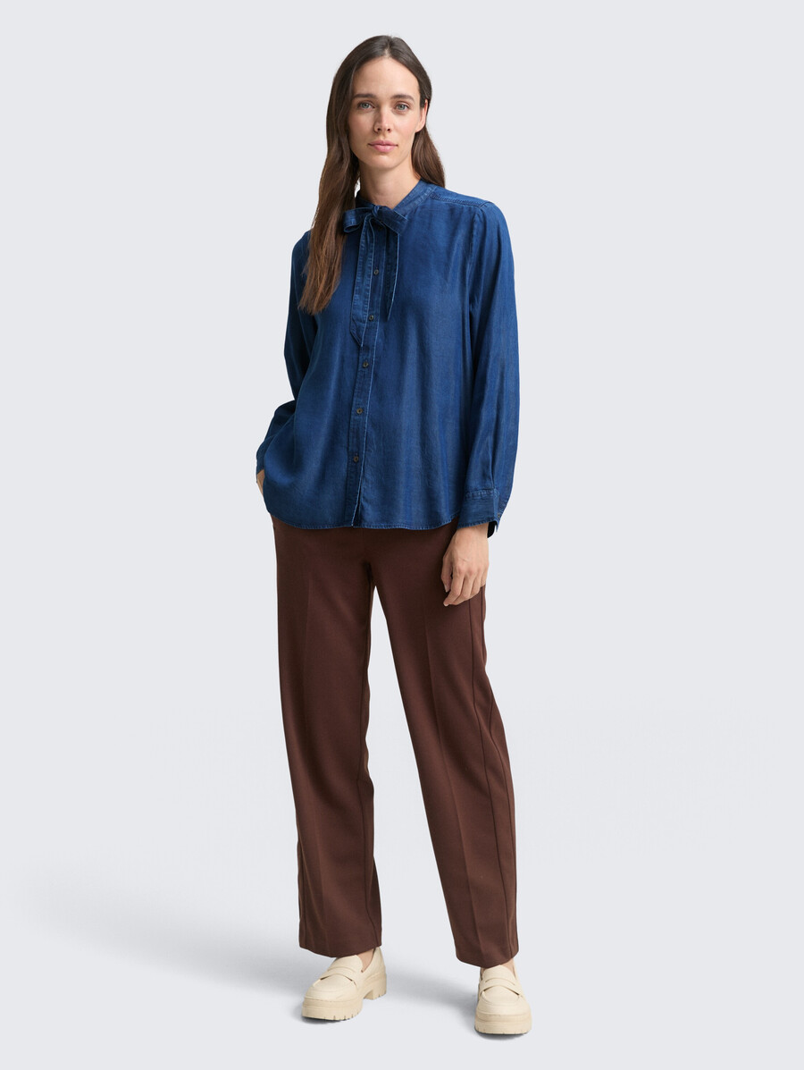 blouse ornée dun nœud.