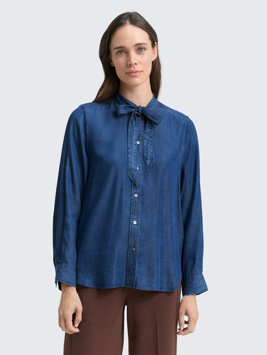 blouse ornée dun nœud.