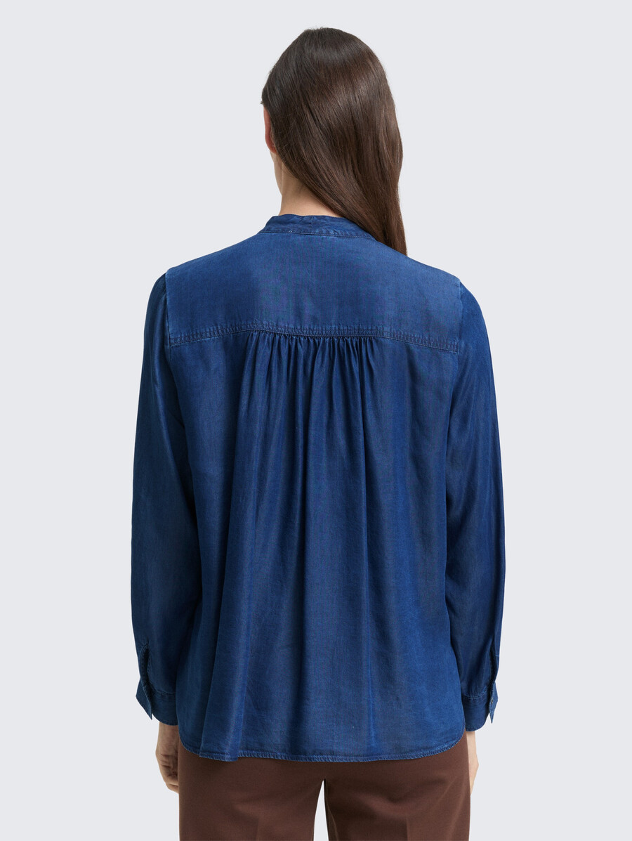 blouse ornée dun nœud.