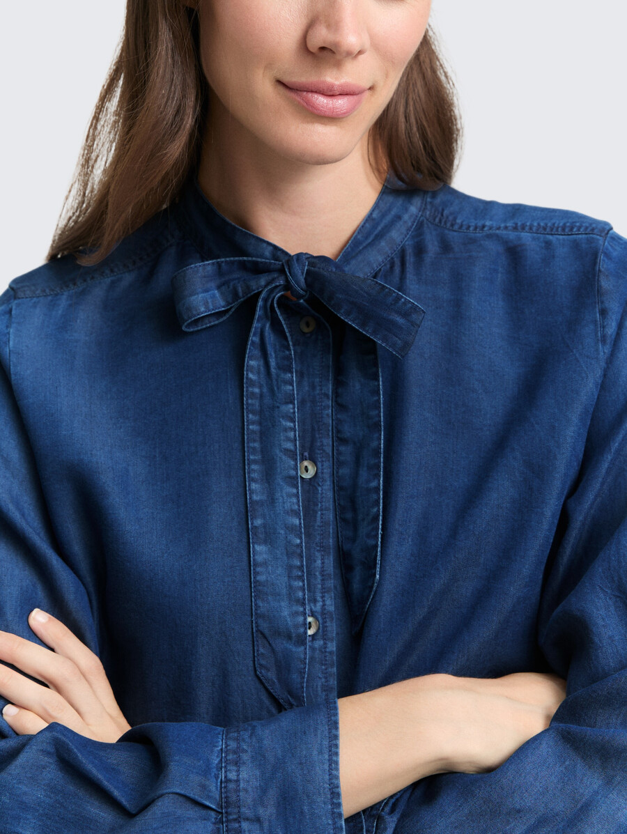 blouse ornée dun nœud.