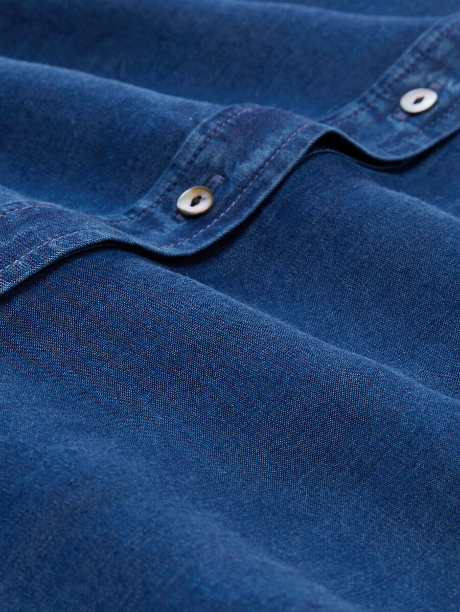 blouse ornée dun nœud.