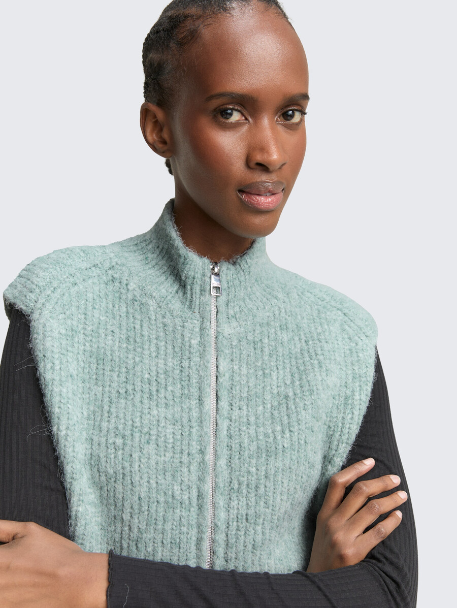 pull sans manches à col montant