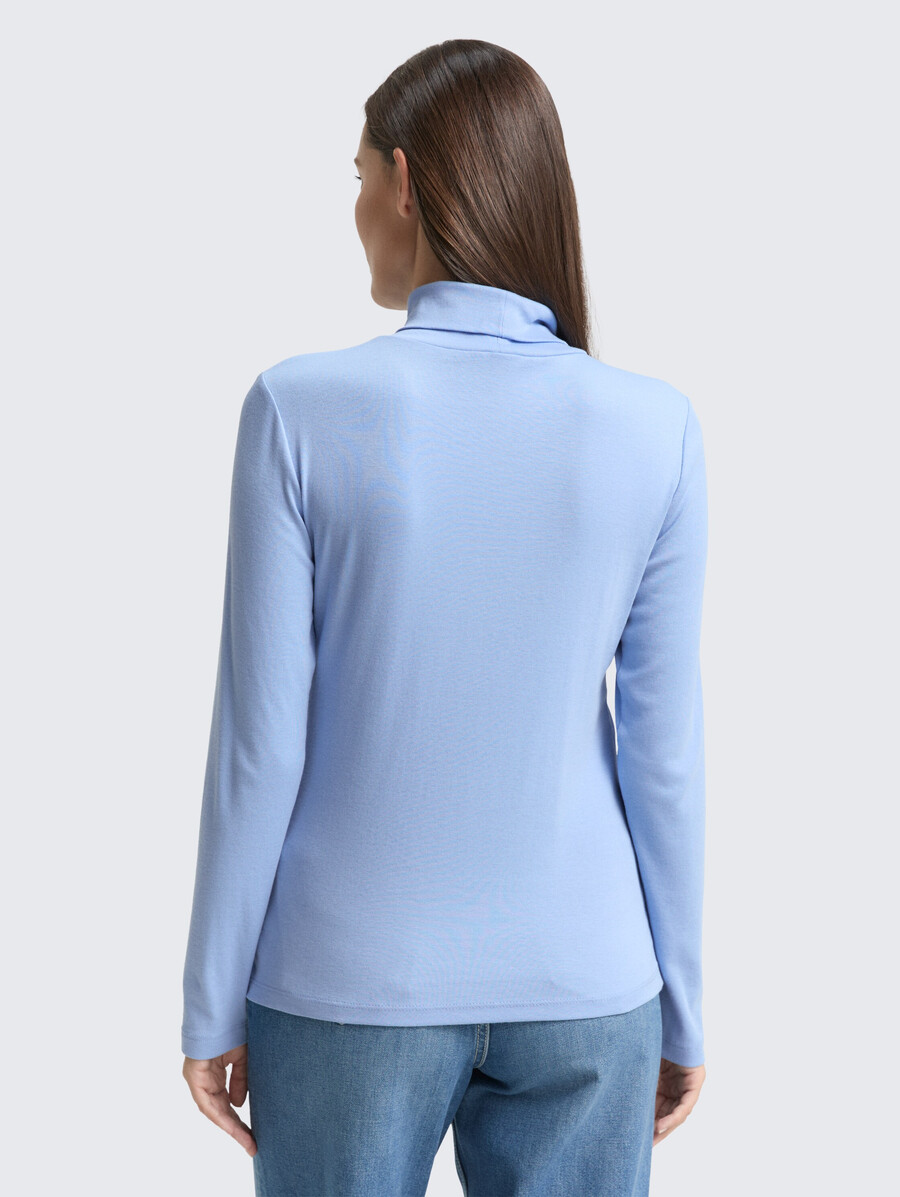 chemise à manches longues et col roulé