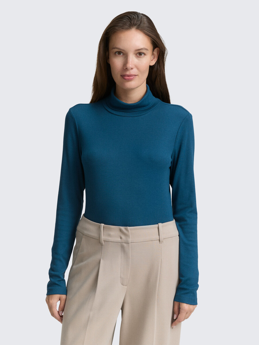 chemise à manches longues et col roulé