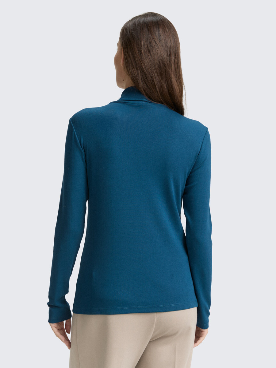 chemise à manches longues et col roulé