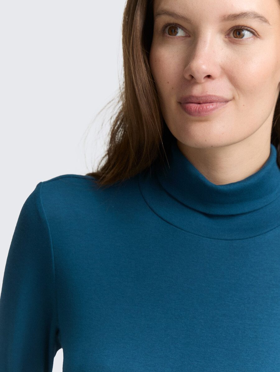 chemise à manches longues et col roulé