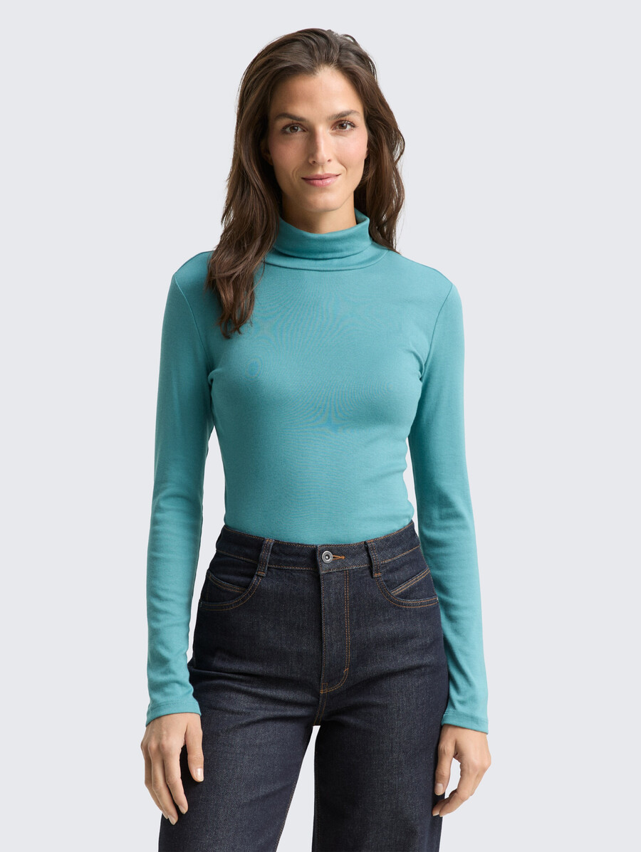 chemise à manches longues et col roulé
