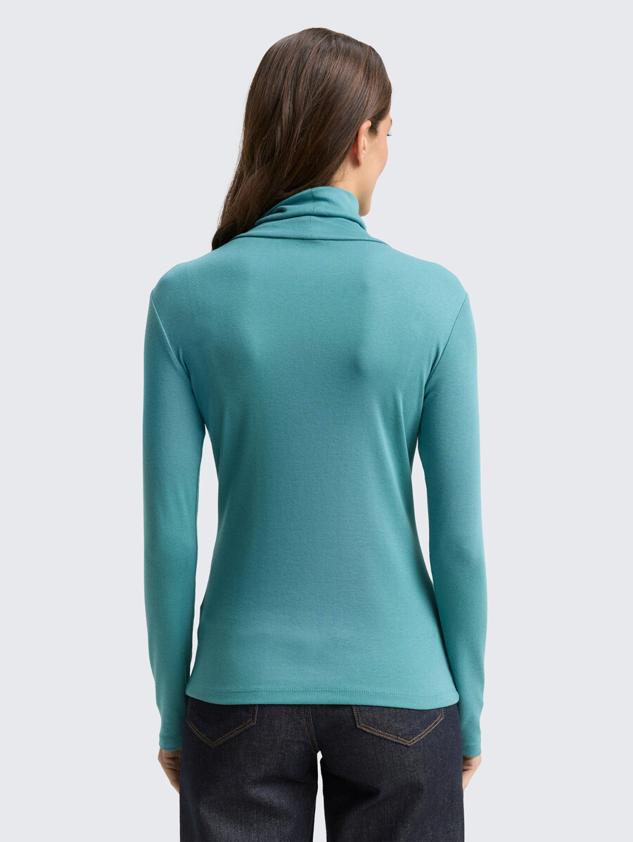 chemise à manches longues et col roulé