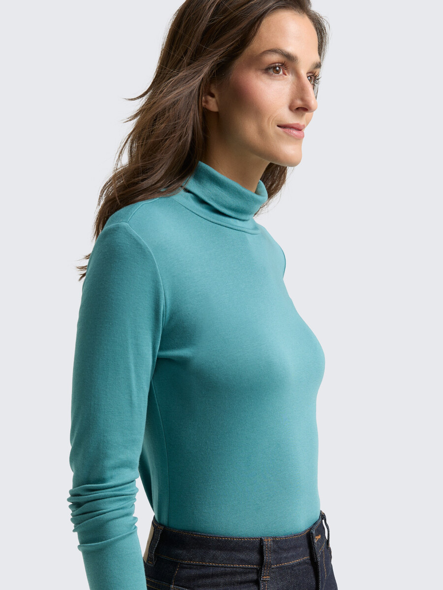 chemise à manches longues et col roulé