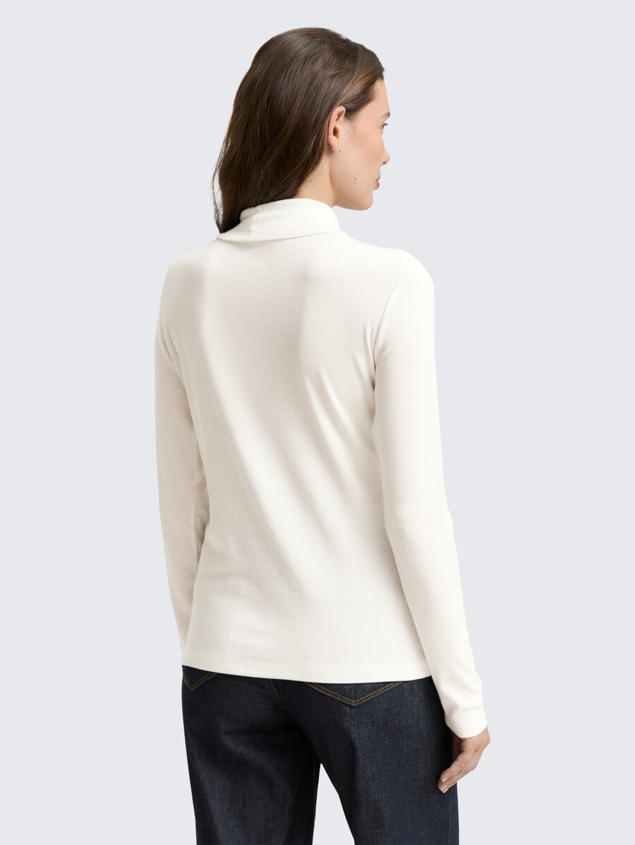 chemise à manches longues et col roulé