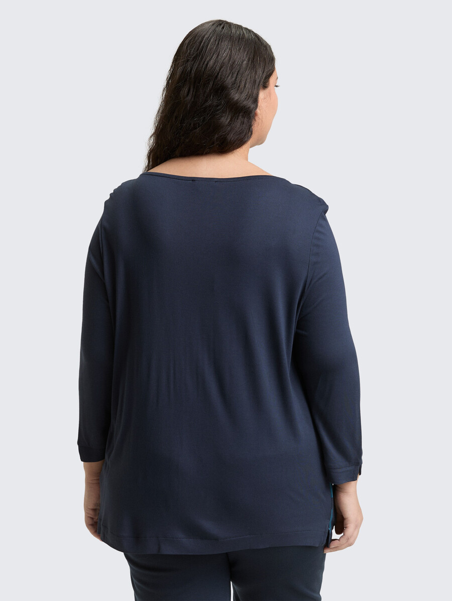 chemise à manches longues grande taille confectionnée dans un mélange de matières.