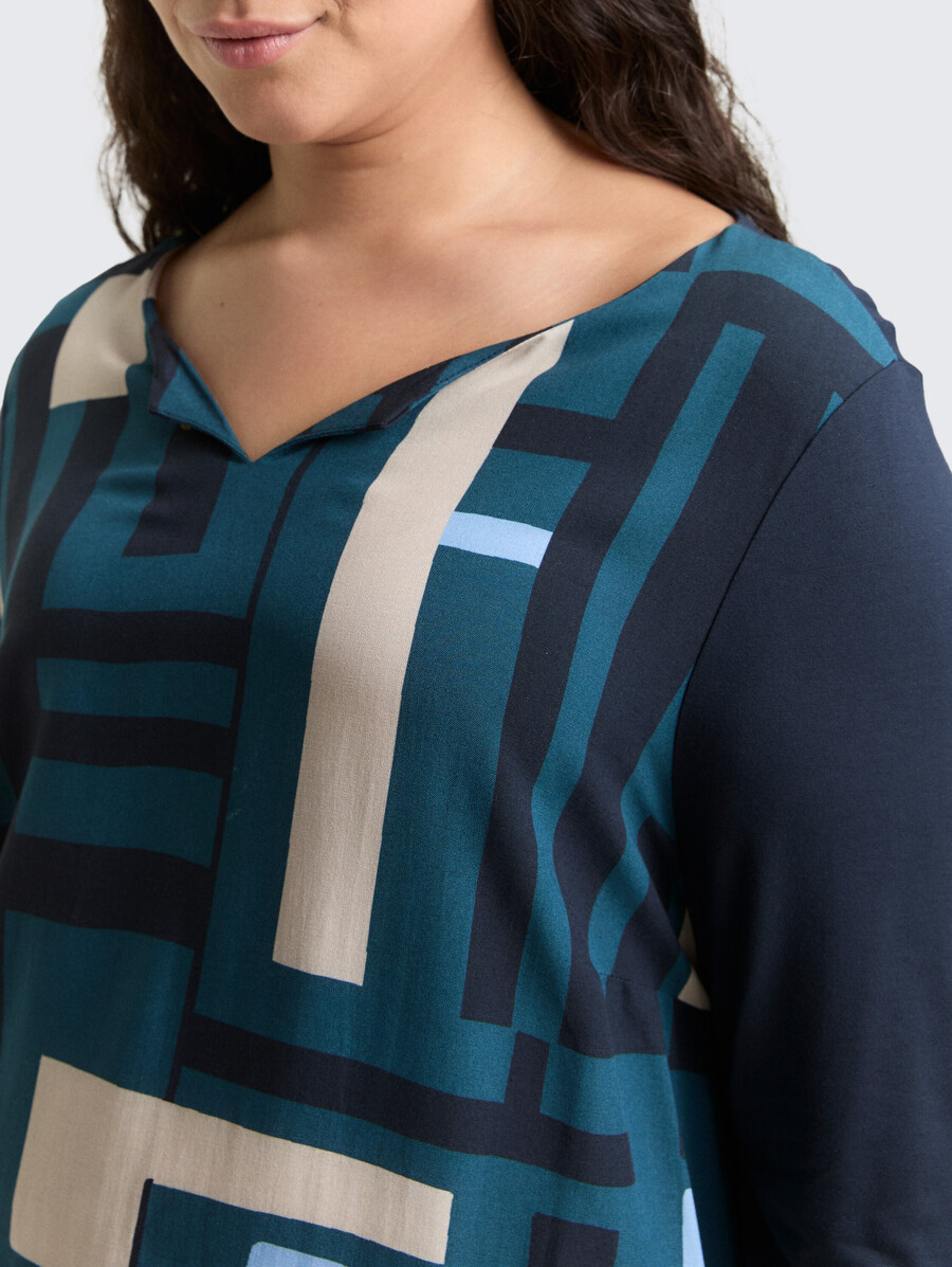 chemise à manches longues grande taille confectionnée dans un mélange de matières.