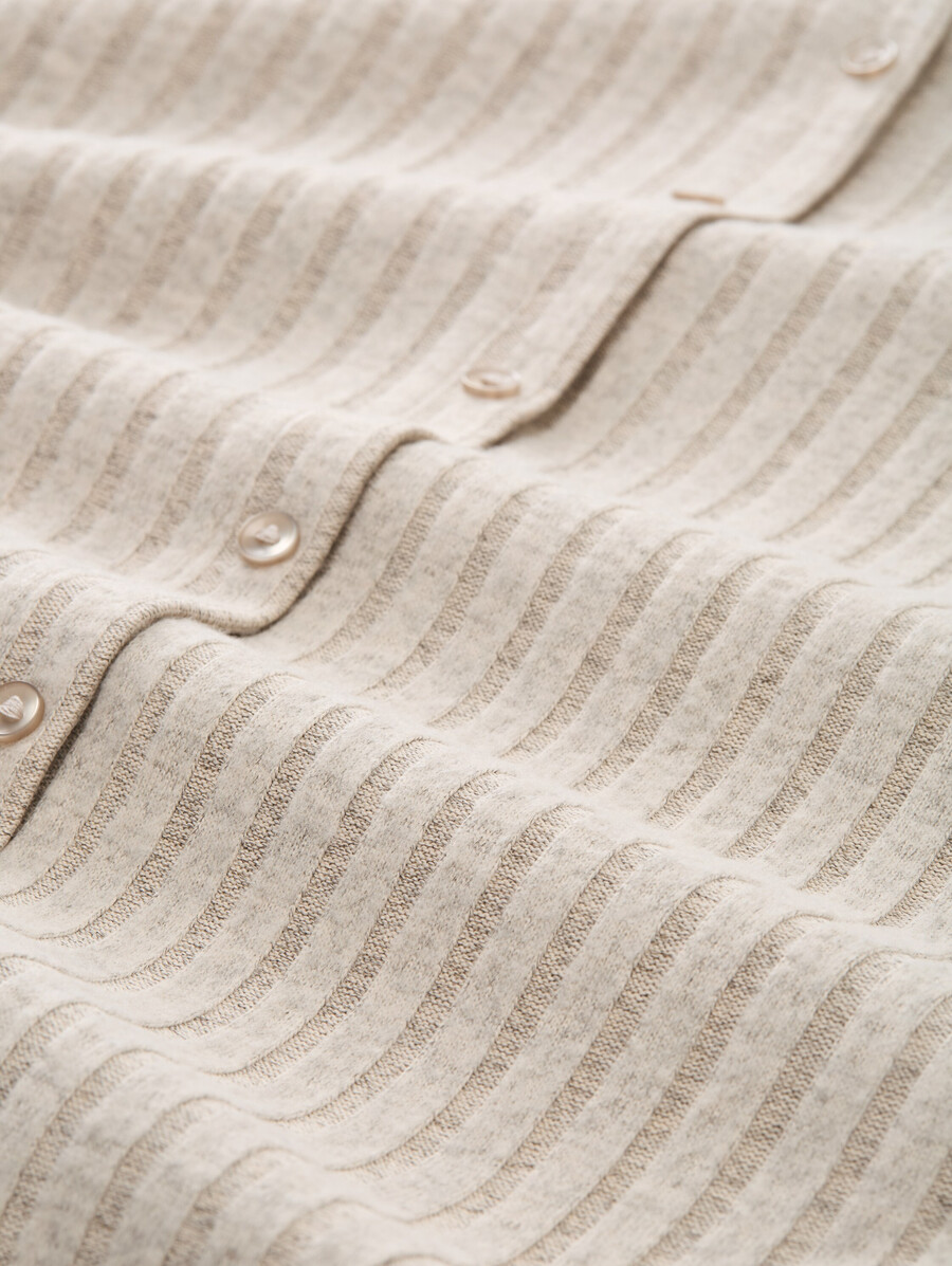 chemise à manches longues coupe ajustée avec patte de boutonnage décorative