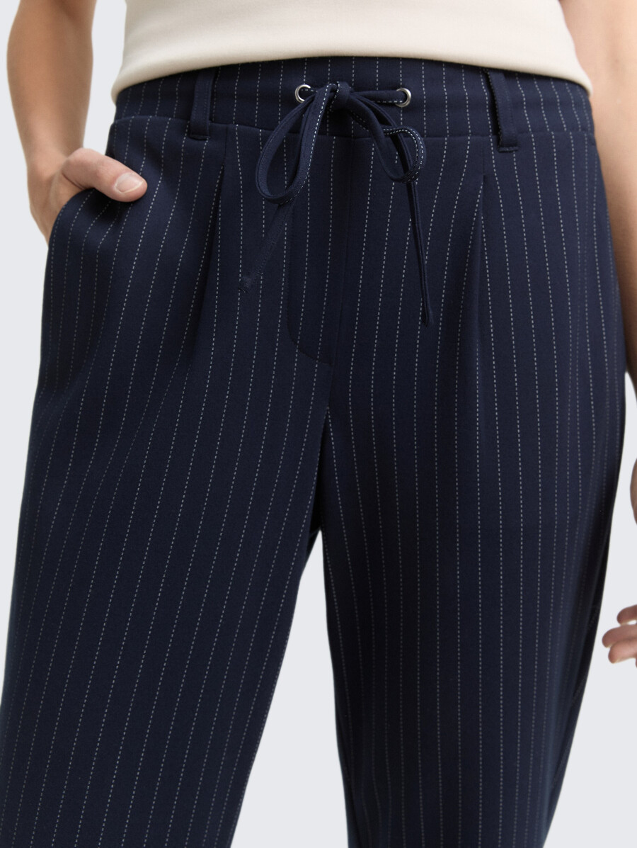 pantalon ample à fines rayures