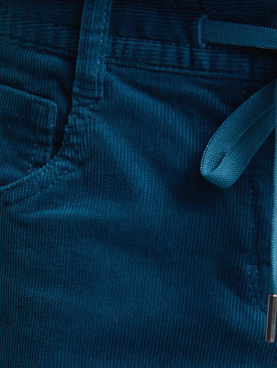 pantalon en velours côtelé fuselé et décontracté