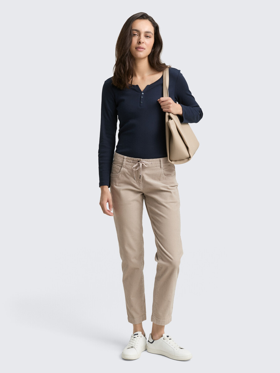 pantalon en velours côtelé fuselé et décontracté