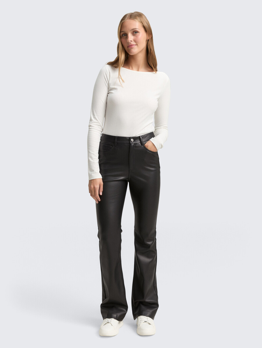 pantalon évasé aspect cuir
