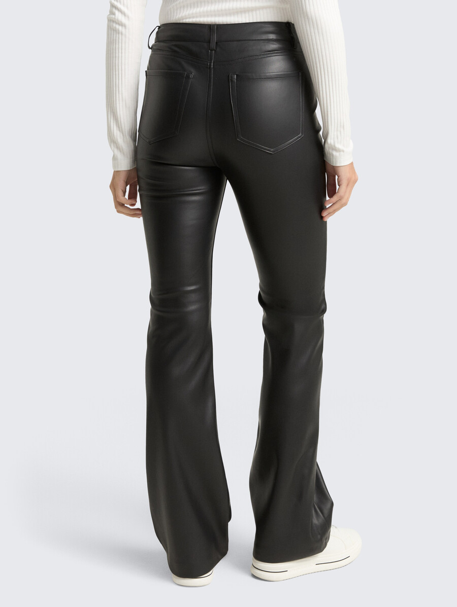 pantalon évasé aspect cuir