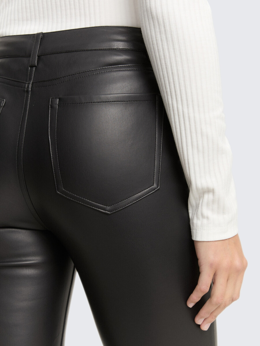 pantalon évasé aspect cuir