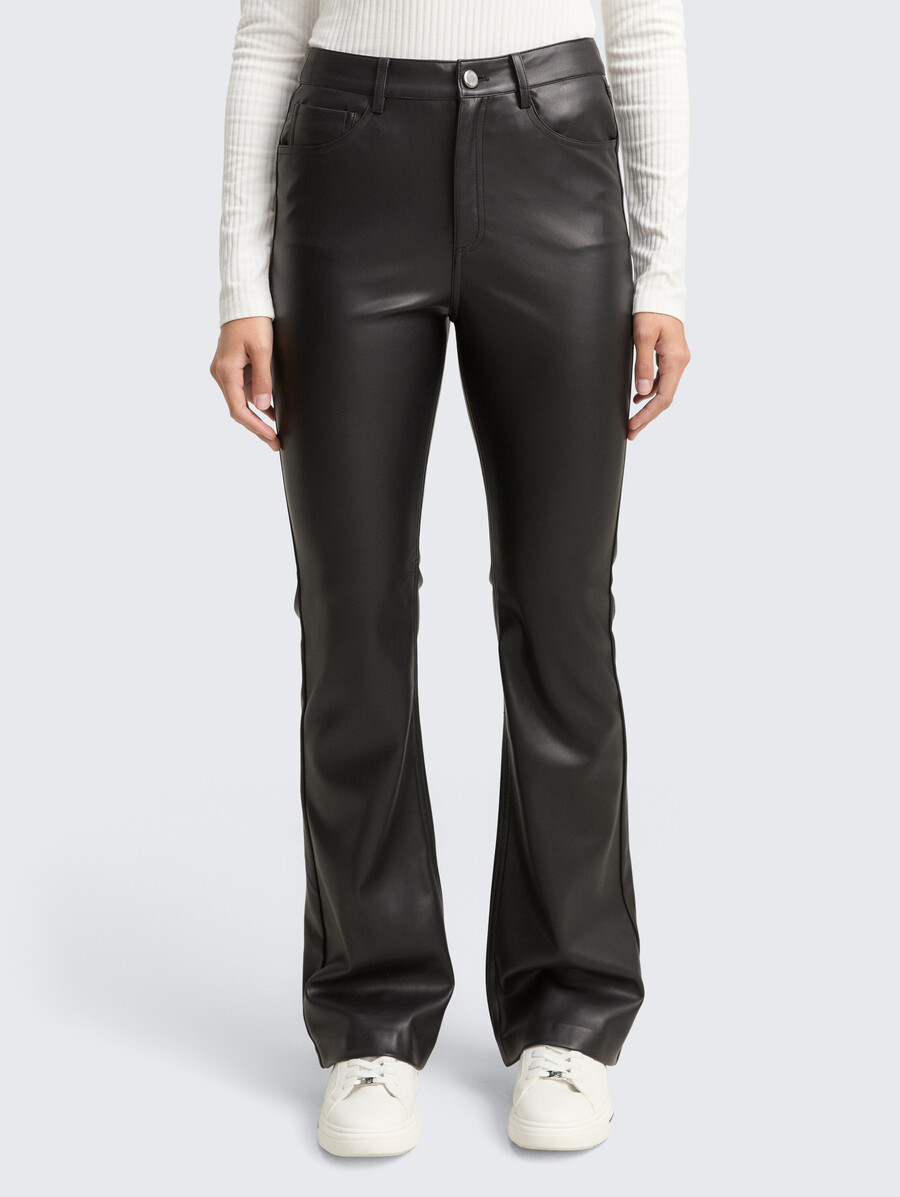 pantalon évasé aspect cuir