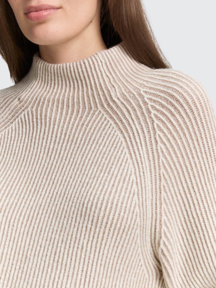 pull ample en maille à col montant