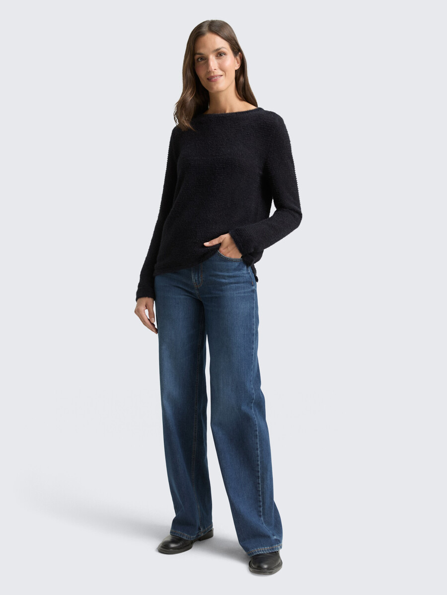 pull tricoté en fil de plumes