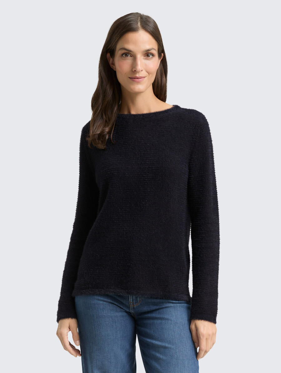 pull tricoté en fil de plumes