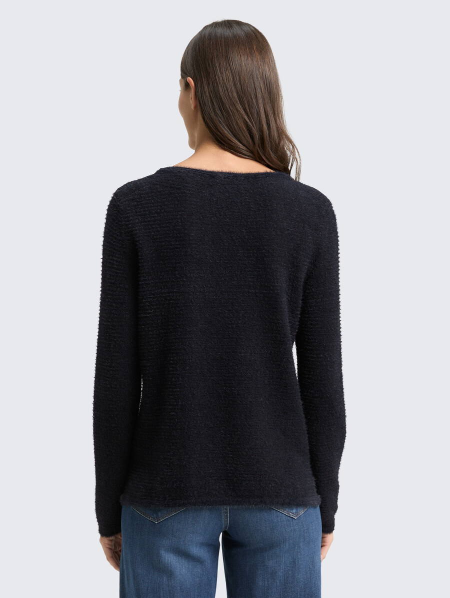 pull tricoté en fil de plumes