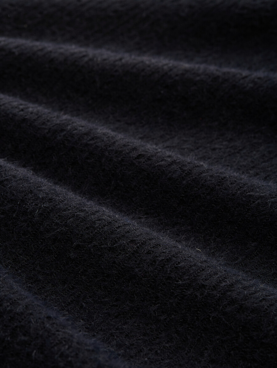 pull tricoté en fil de plumes