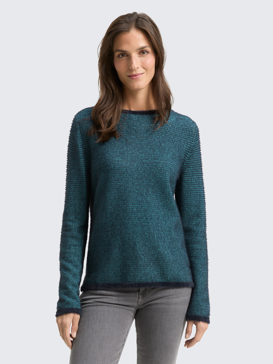 pull tricoté en fil de plumes